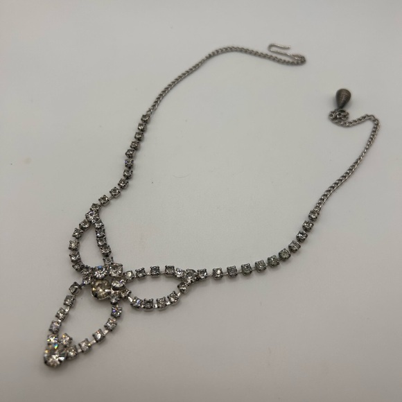 Jewelry - VTG silver tone rhinestone necklace
